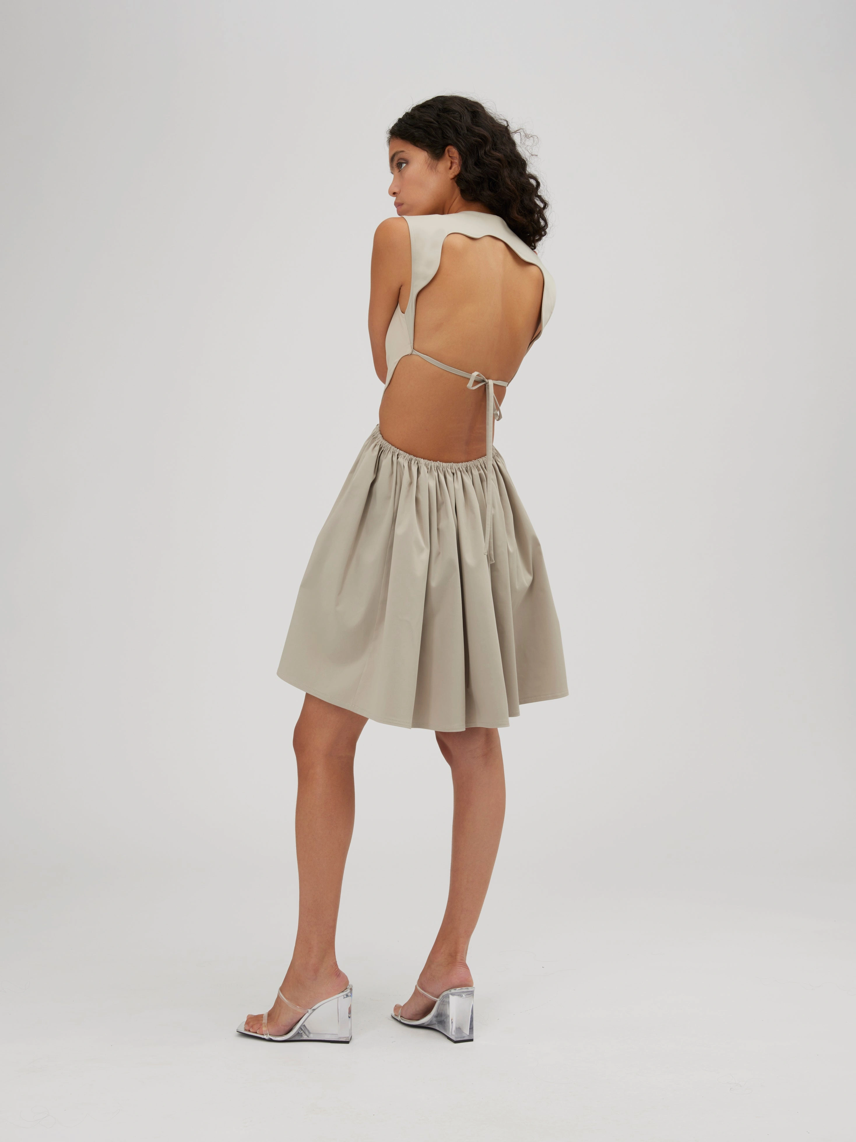 YSABELLA : Élégance intemporelle, la robe qui vous sublime, un charme français irrésistible.